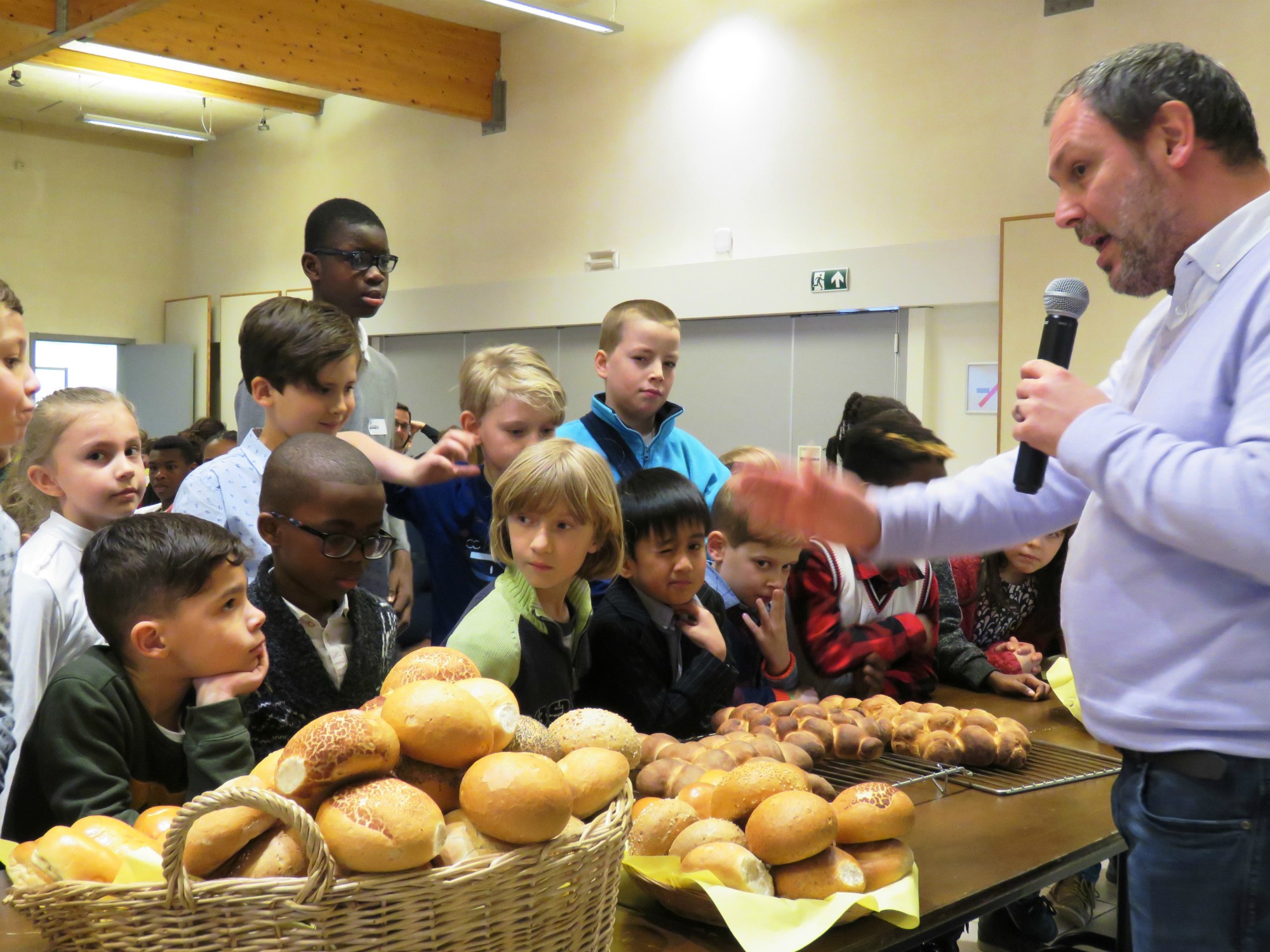 Herman zegent het brood alvorens aan tafel te gaan